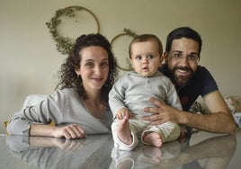 Macarena y Alberto junto a su hijo en su casa de Badajoz.