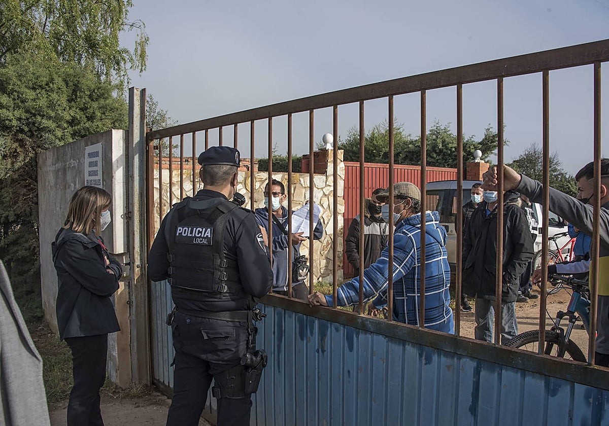 Los vecinos impiden el acceso de los funcionarios municipales que acudieron a derribar las construcciones escoltados por la Policía en 2021.