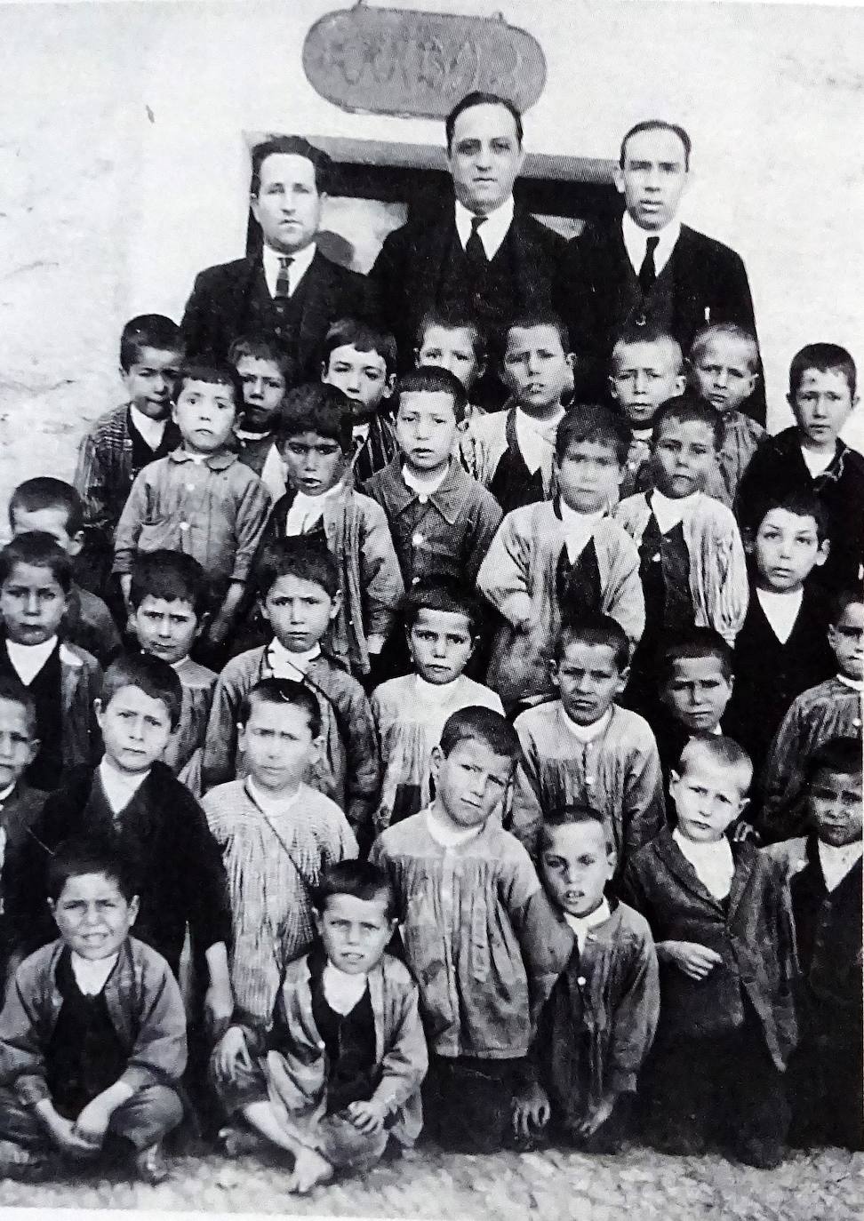 1923. Los profesores Serafín García, Desiderio Fuertes y Vidal Lucas con sus alumnos de Serradilla.