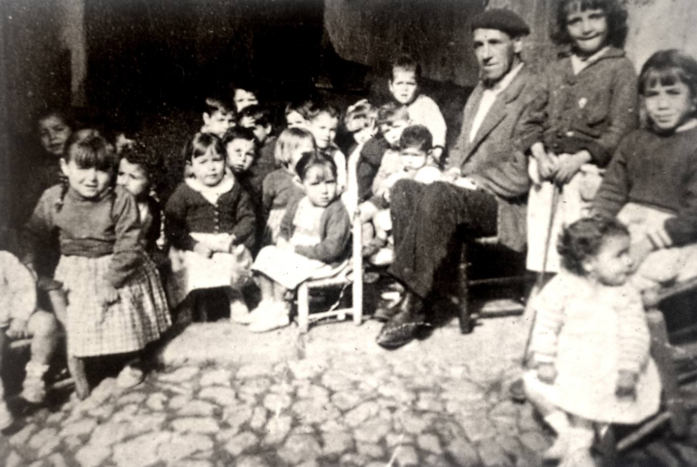 1927. Escuela pública en Huertas de la Magdalena, núcleo urbano de Trujillo.