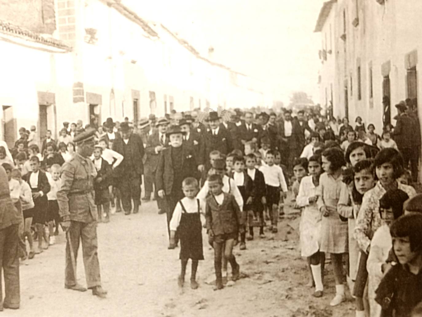 Año 1935. Llegada de las autoridades provinciales a Casar de Cáceres para la inauguración del grupo escolar ‘León Leal’.