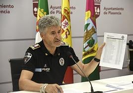 El intendente muestra las llamadas al servicio de emergencia.