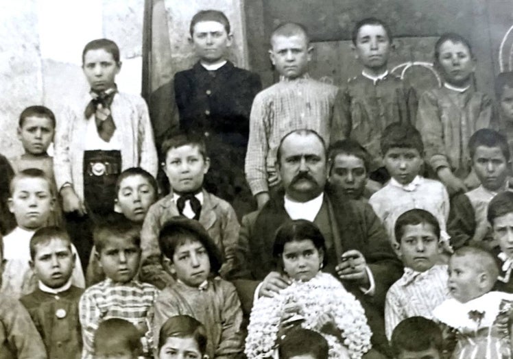 1915. El maestro don Paco con su puro, entre sus alumnos de Guijo de Granadilla.