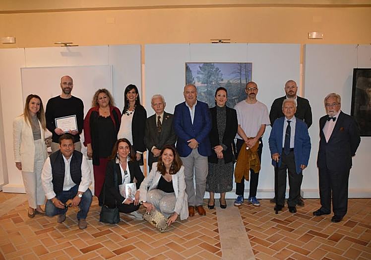 Autoridades y galardonados durante la apertura de la exposición