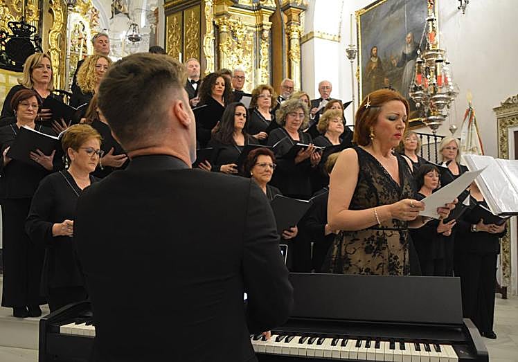 Victoria Cerceda canta acompañada de Pablo Márquez al piano