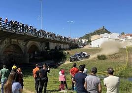 Numeroso público presenció durante horas la carrera de coches y motos.