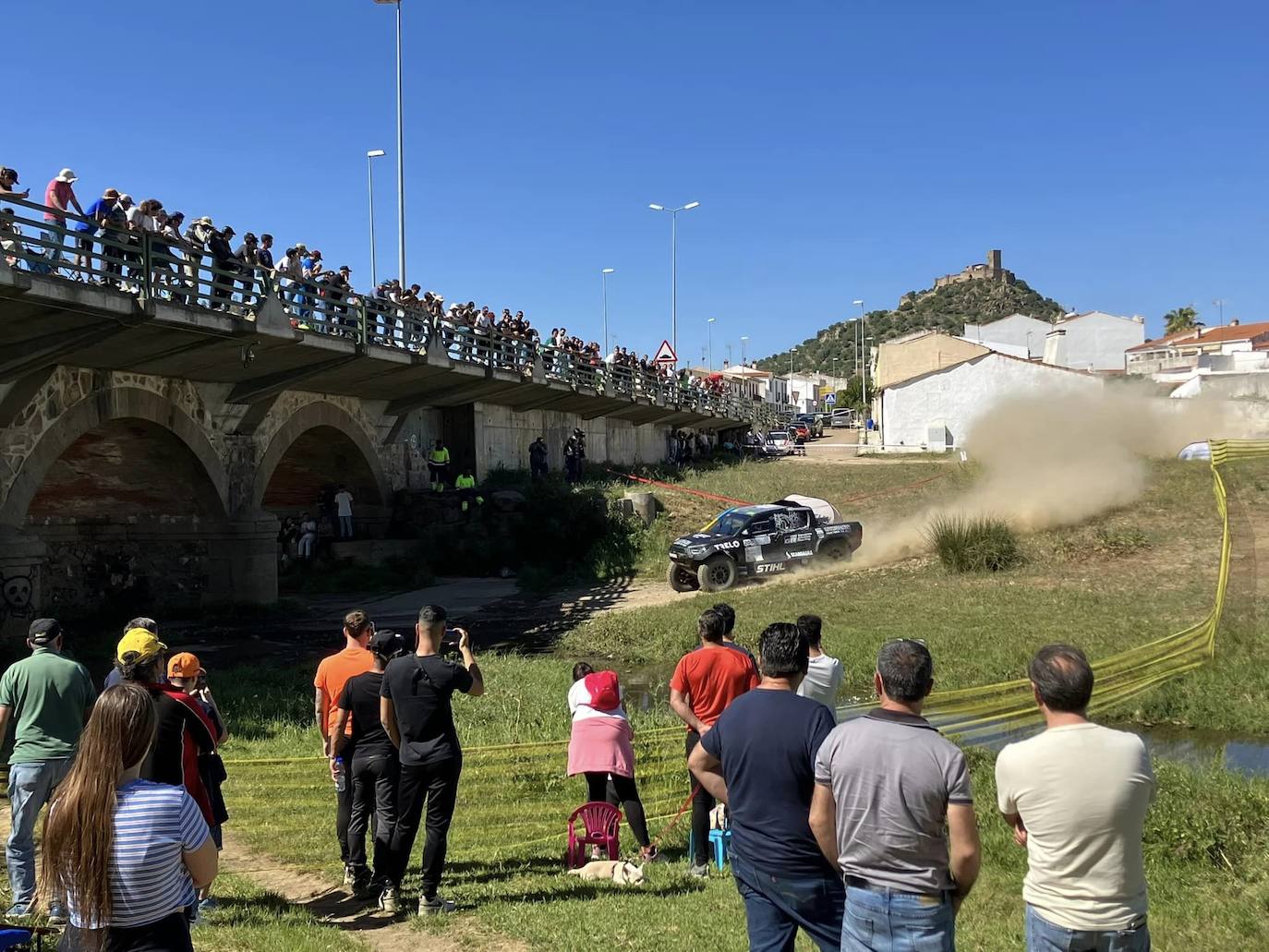 Numeroso público presenció durante horas la carrera de coches y motos.