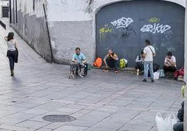 Varios usuarios esperan, ayer por la tarde, la apertura del centro de transeúntes de la calle Ríos Verdes.