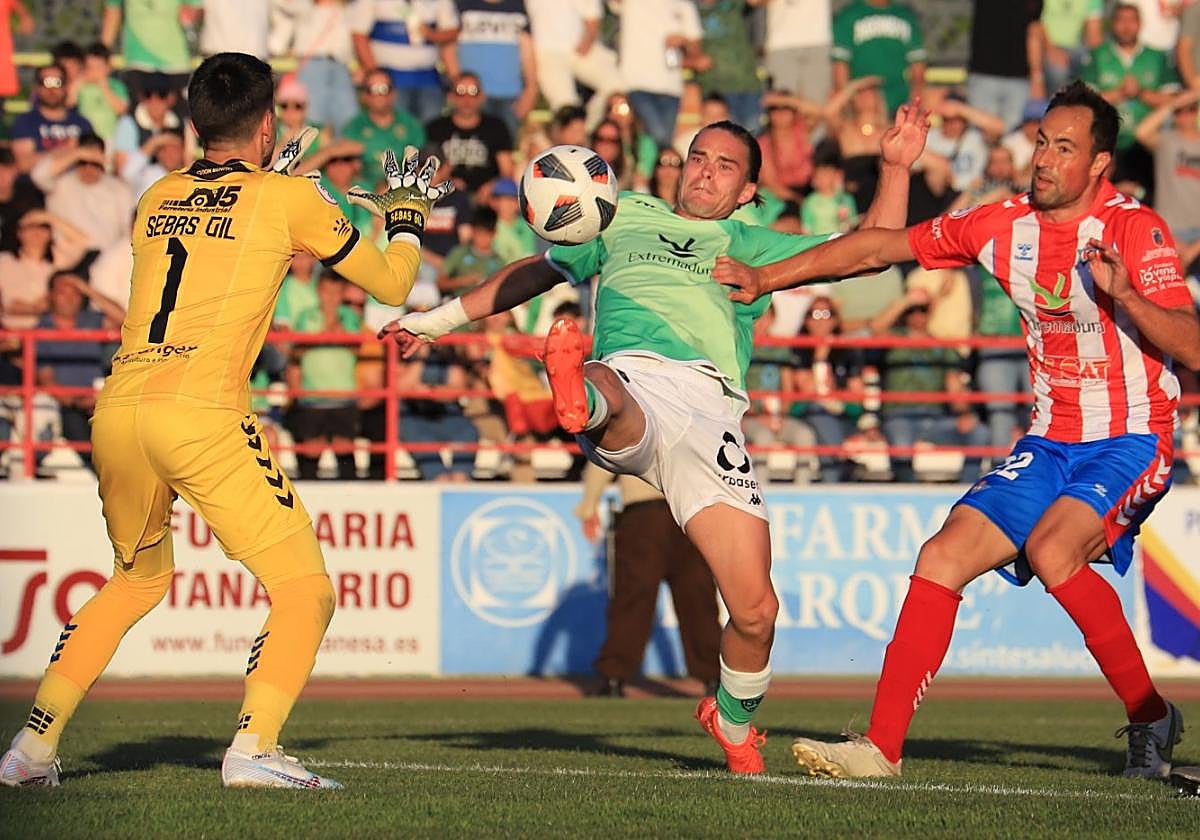 Josh Farrell en una ocasión del derbi con Sebas Gil y Lolo Pavón.