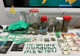 Material decomisado por la Guardia Civil en Rosalejo.