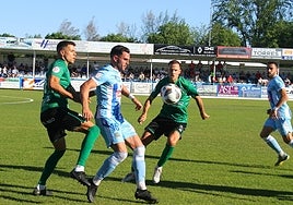 El delantero celeste Nané, defendido por dos rivales ante el Atlético Paso el pasado domingo.