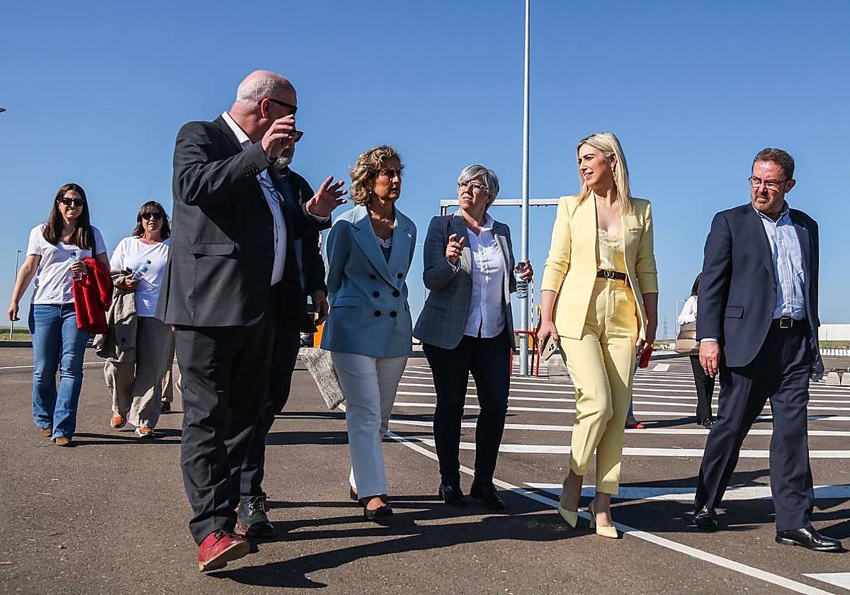 La ministra portuguesa Ana Abrunhosa, de azul, junto a la consejea de Movilidad, Leire Iglesias.