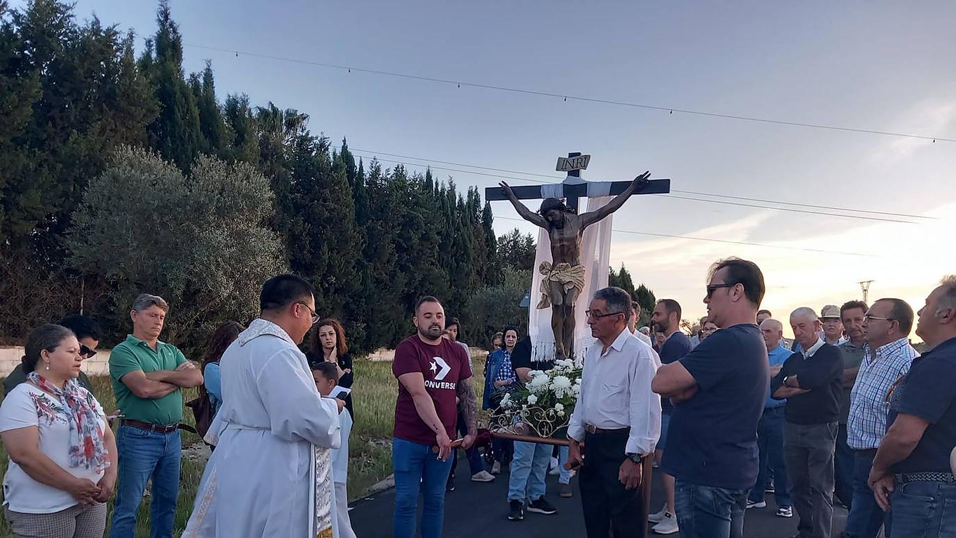 Los vecinos de Abertura sacan a su Cristo en procesión para que llueva ...