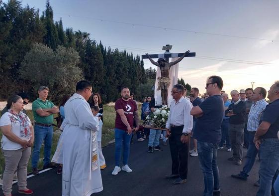 Los vecinos de Abertura sacan a su Cristo en procesión para que llueva