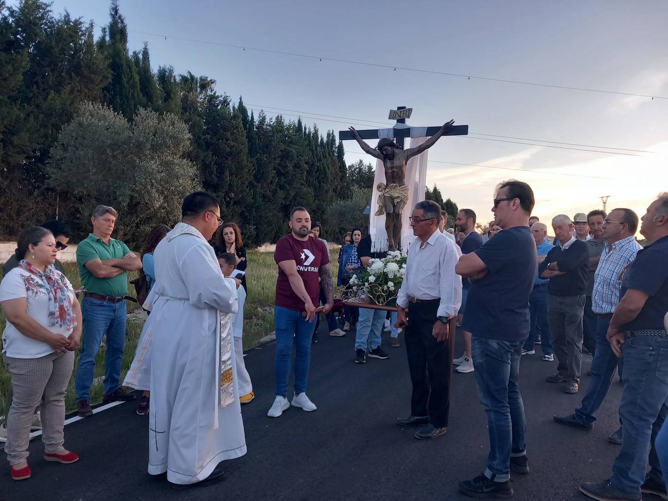 Los vecinos de Abertura sacan a su Cristo en procesión para que llueva