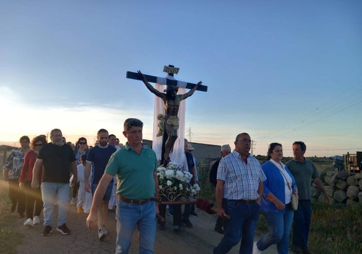 Imagen principal - Vecinos de Abertura con su Cristo en procesión.