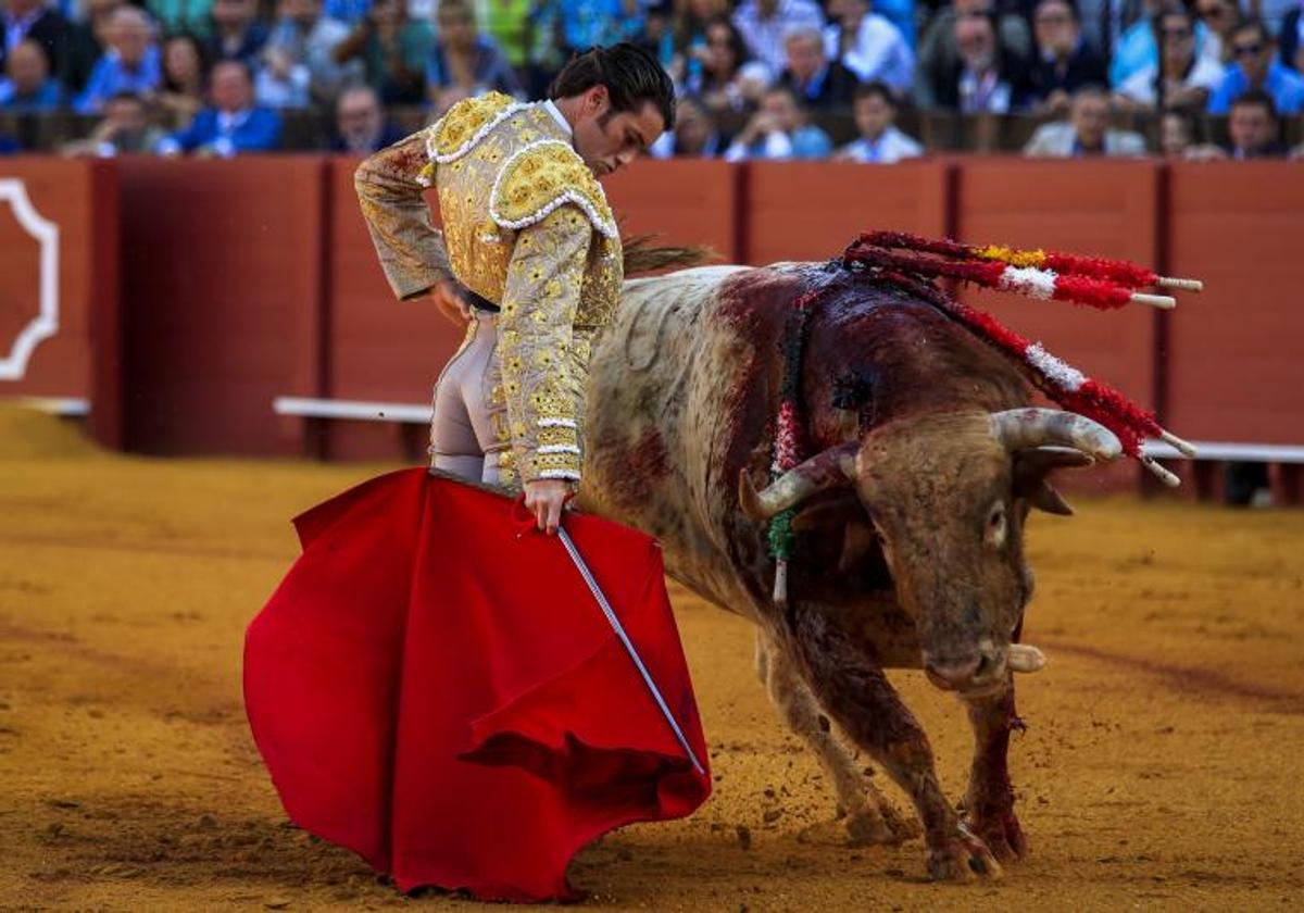 El torero extremeño José Garrido durante la faena a su primer toro, de la ganadería de Santiago Domecq, en la tercera corrida de abono de la Feria de Abril