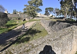 El camino cubierto comunica la Alcazaba con el Parque de la Legión.
