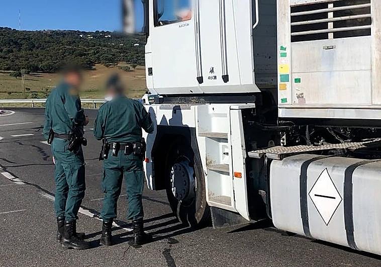 Inspección de un camión por agentes de la Guardia Civil.