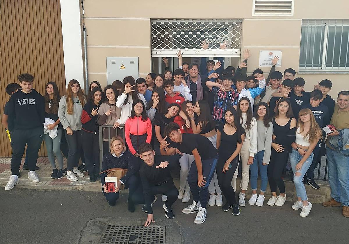 Alumnos asistentes junto al autor.