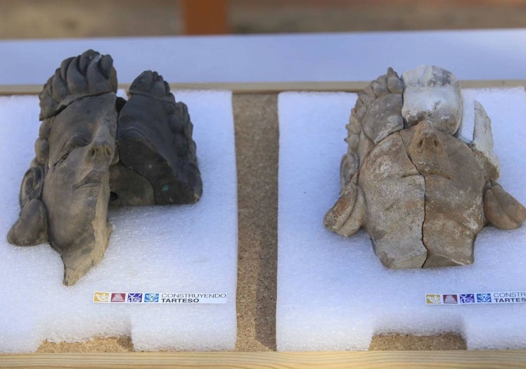 Esculturas de rostros humanos encontradas en el yacimiento tartésico.