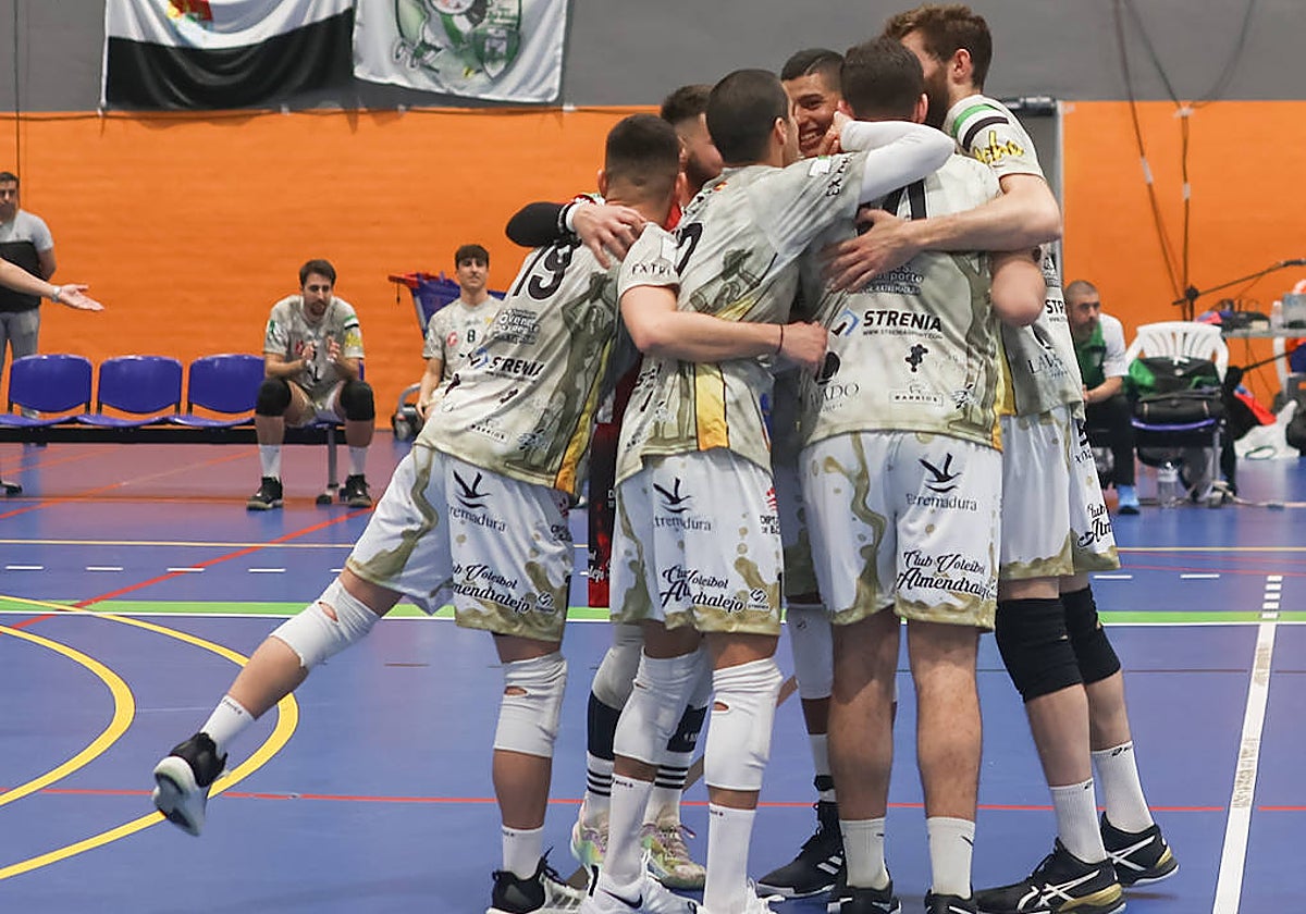 Celebración del CV Almendralejo tras remontar ante el Cisneros.
