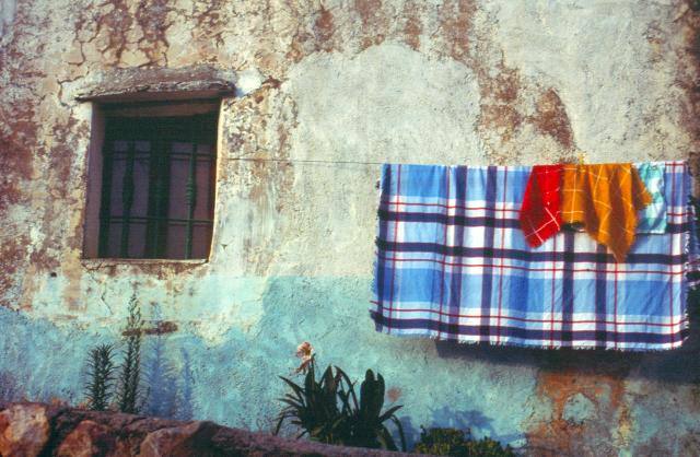 Fotografía de Berto, que así era llamado el pintor en Berzocana, titulada ‘Mantelería en casa española’