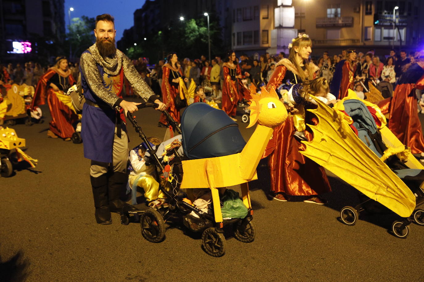 Las mejores imágenes del desfile de San Jorge en Cáceres (II)