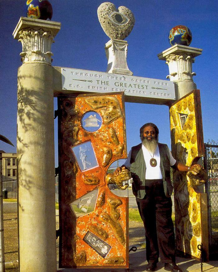 El artista fotografiado en 2002 con una escultura que hizo en Houston.