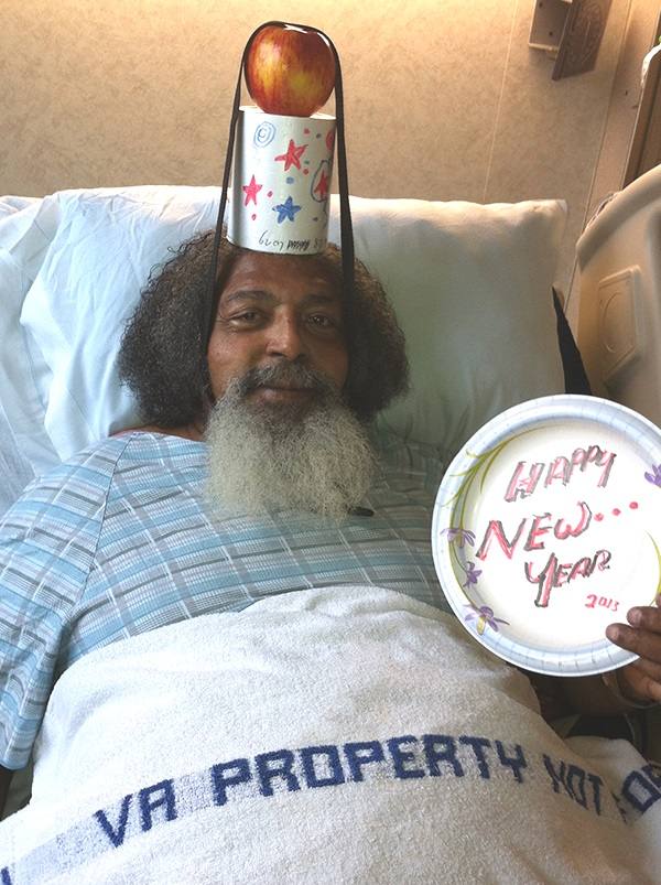 En el hospital de Houston en el que le trataron del cáncer de páncreas, celebrando la llegada del año 2013. Moriría el 1 de febrero del 2013 a los 72 años. El pintor aseguraba que le gustaba el humor negro.