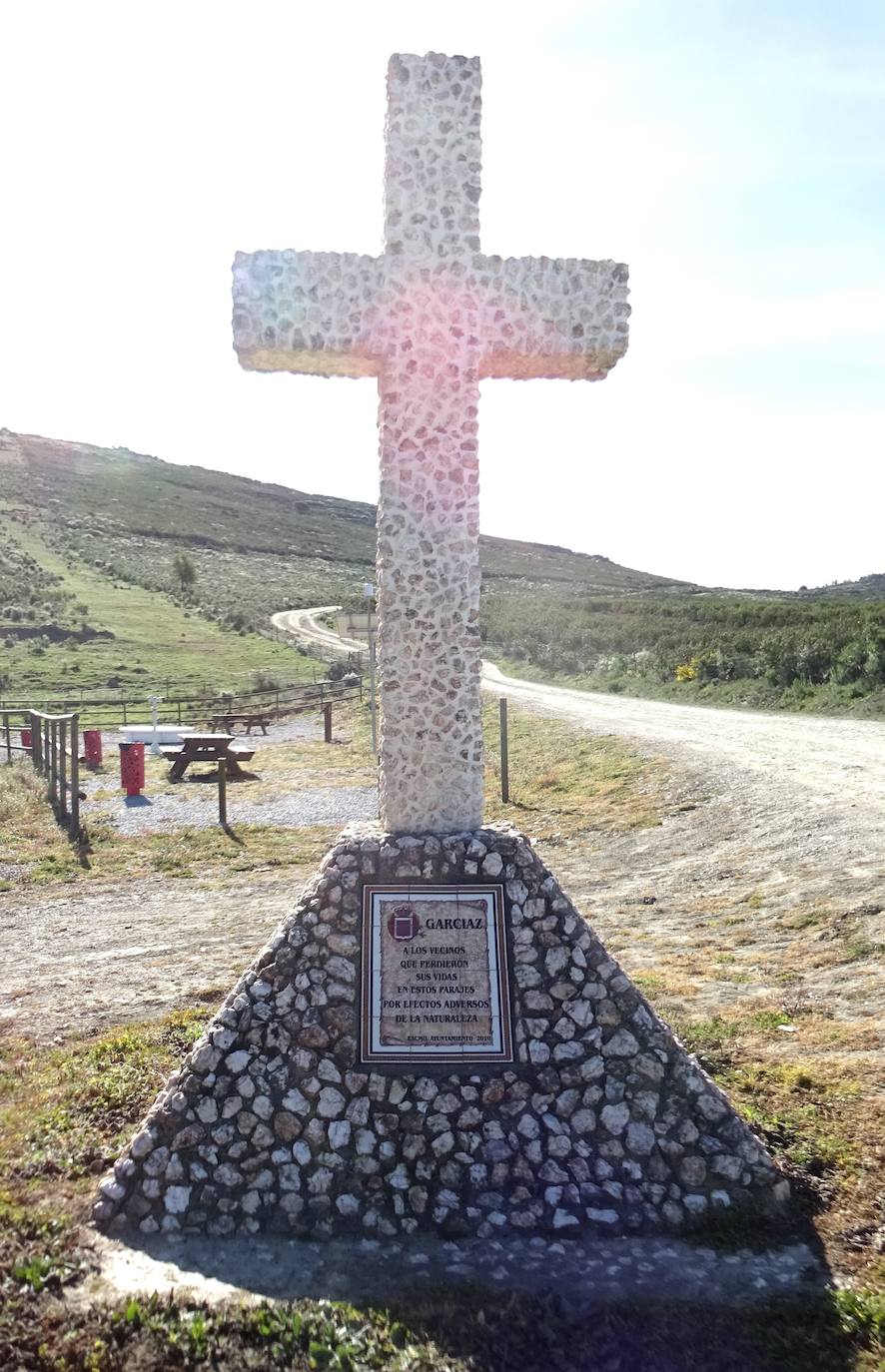 Cruz colocada por el Ayuntamiento de Garciaz con el siguiente texto: “A los vecinos que perdieron sus vidas en estos parajes por efectos adversos de la naturaleza”.