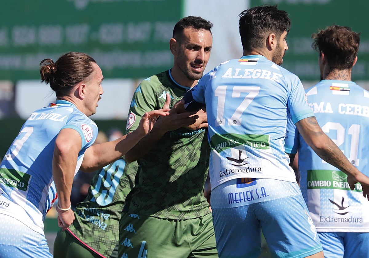 Javi Sánchez es baja por sanción.