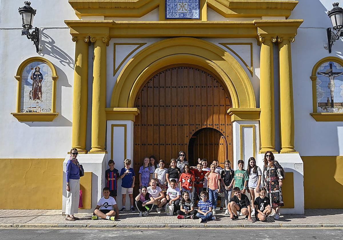 Uno de los grupos para la Primera Comunión, al salir de clase.