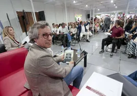 Carlos Floriano en un momento de la presentación de su novela, con María Guardiola.