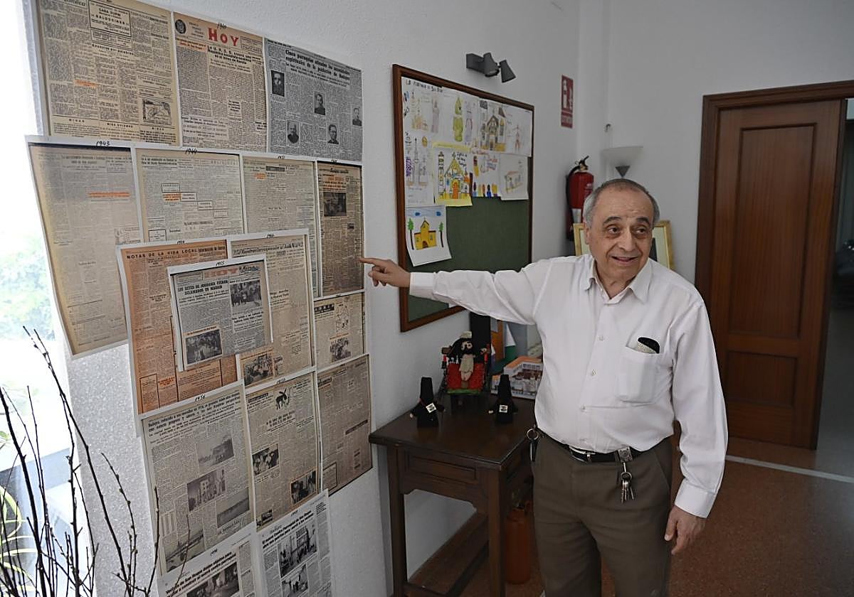 Don José Luis Garduño, párroco, entre recortes de prensa.
