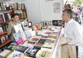 Manuel Vilas, premio Nadal 2023, conversó con los libreros antes de iniciar la presentación de 'Nosotros'.