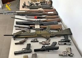 Armas intervenidas en el registro de una de las viviendas de La Haba.