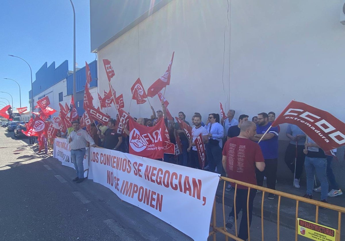 Concentración esta mañana de trabajadores y representantes sindicales ante las puertas de la fábrica de vidrio de Villafranca.