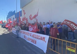 Concentración esta mañana de trabajadores y representantes sindicales ante las puertas de la fábrica de vidrio de Villafranca.
