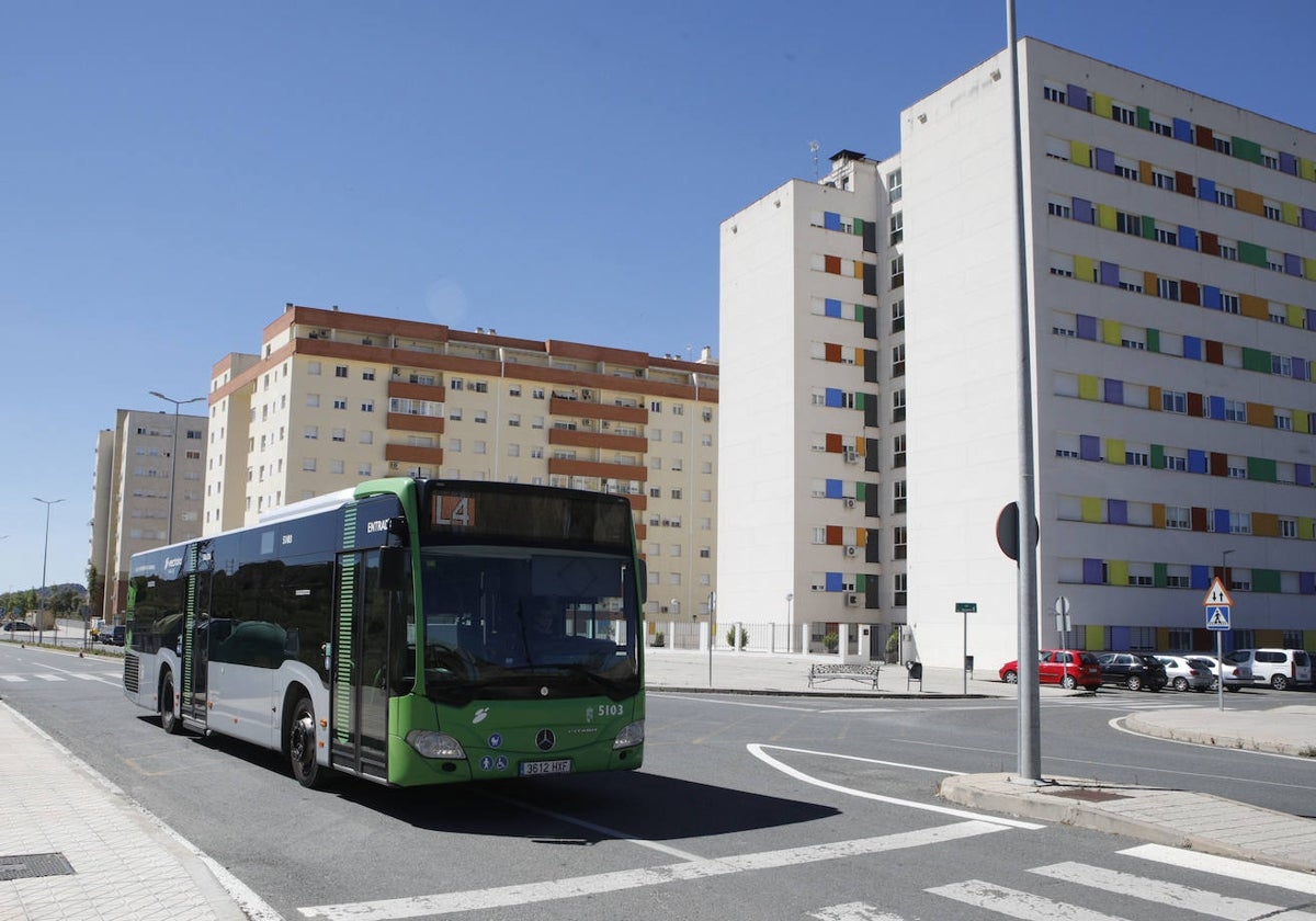 La Línea 4 en El Junquillo. El autobús urbano une este barrio con el Cefot.