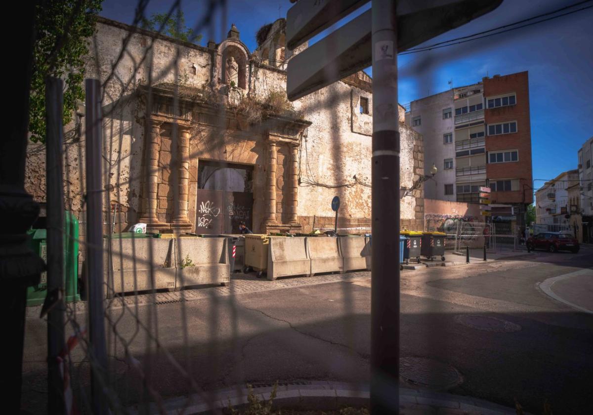 Fachada y entorno del convento de Santo Domingo, abandonado y desprotegido.