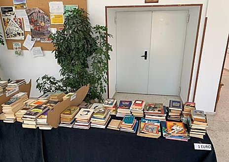 Imagen secundaria 1 - Comienza el Mercadillo Solidario del Libro de Segunda Mano de Calamonte