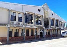 Fachada principal del Centro de Salud de Alconchel.