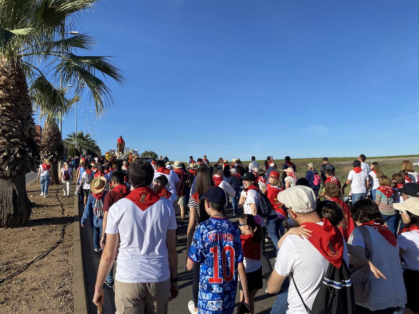 Romeros y carretas hacen el camino de San Marcos en Almendralejo (I)