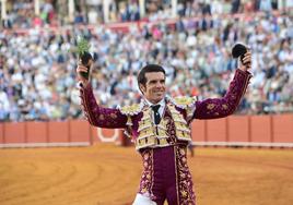 Emilio de Justo muestra las dos orejas conseguidas con su primer toro.