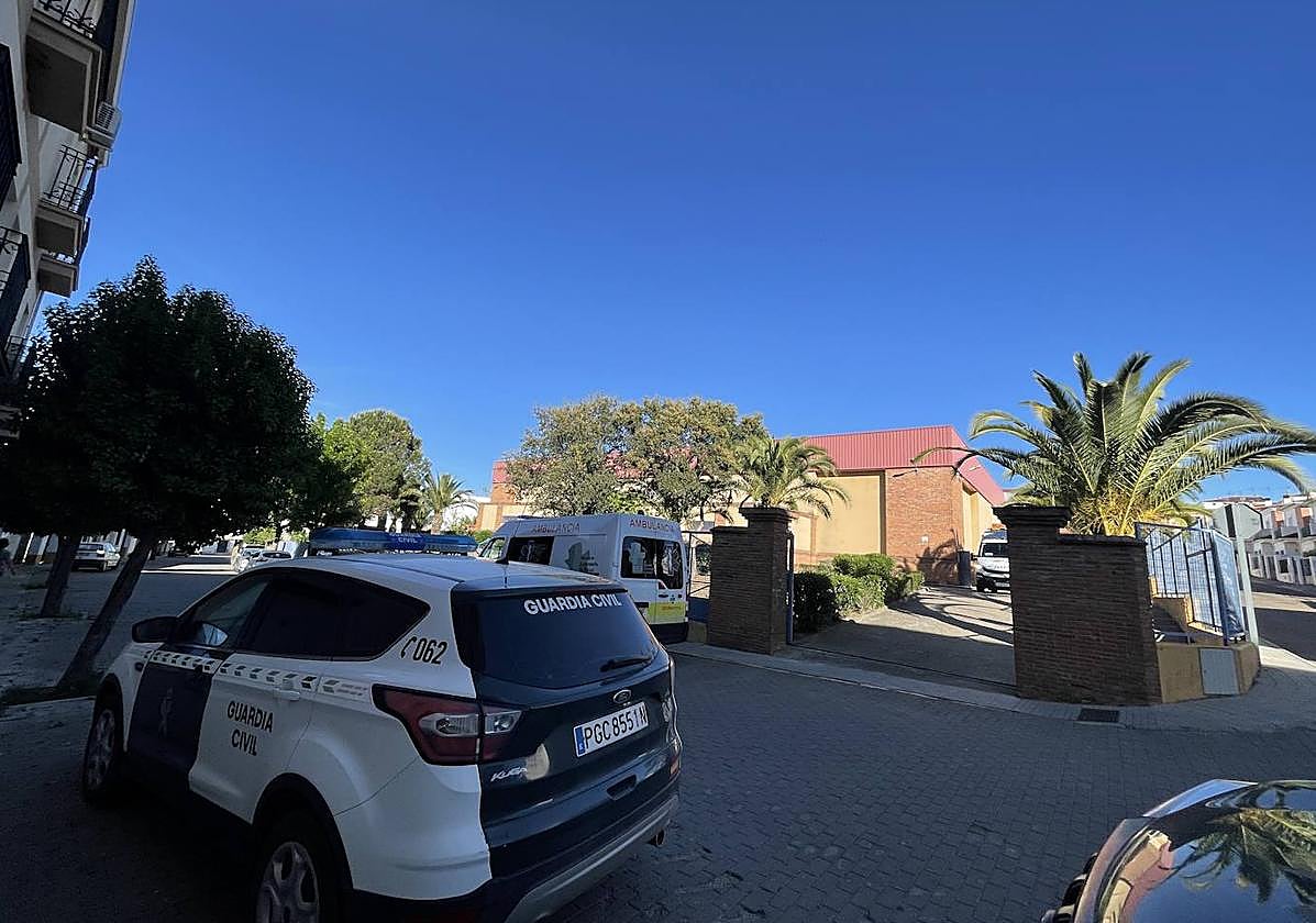 Ambulancia y Guardia Civil en el exterior del polideportivo de Monesterio.