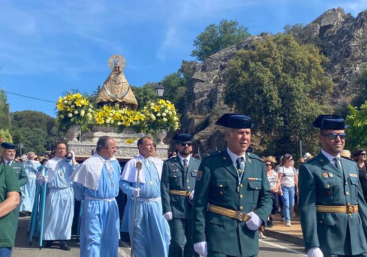 La Virgen de la Montaña recorre las calles de Cáceres, que recibe a su patrona con calor y folclore