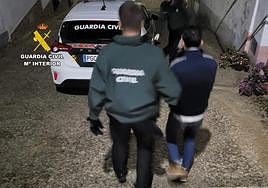 Un agente conduce al presunto ladrón hasta el coche.