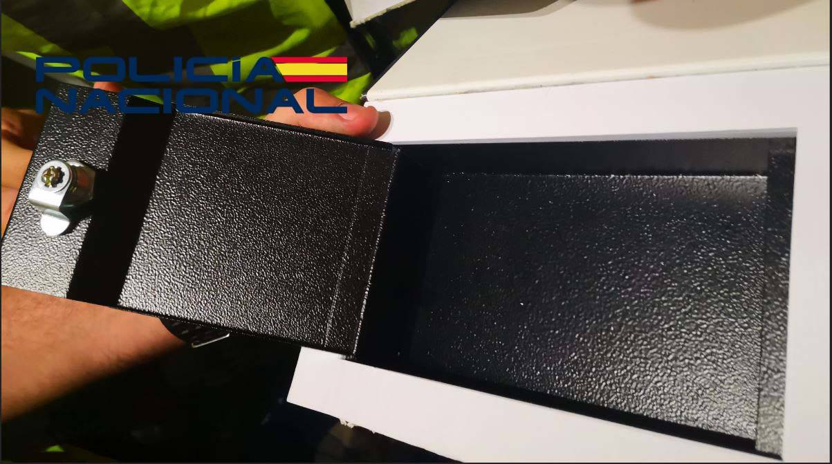 Sistema «caleta» en libros para ocultar la droga.