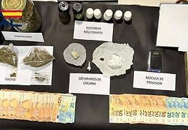 Droga, dinero y otros efectos intervenidos por la Policía Nacional.